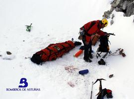 El helicóptero de Bomberos rescata a un herido tras caer 200 metros en Peña Castil