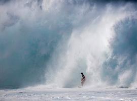 Hawai: olas gigantes para surfistas muy atrevidos