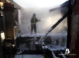 El fuego destruye una vivienda en La Pereda, Tineo