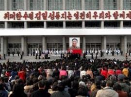 Kim Jong Un expresa condolencias ante feretro de Kim Jong Il