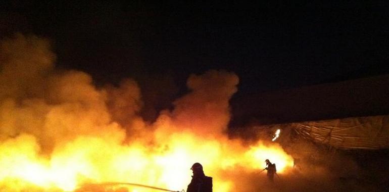 80 bomberos extinguen un incendio en una planta de vertidos sólidos de Valdilecha