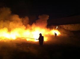 80 bomberos extinguen un incendio en una planta de vertidos sólidos de Valdilecha