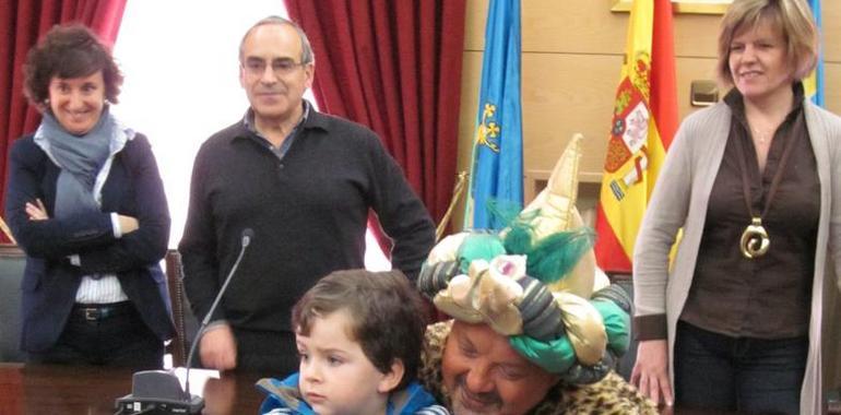 El Príncipe Aliatar entrega sus credenciales en el Ayuntamiento de Langreo
