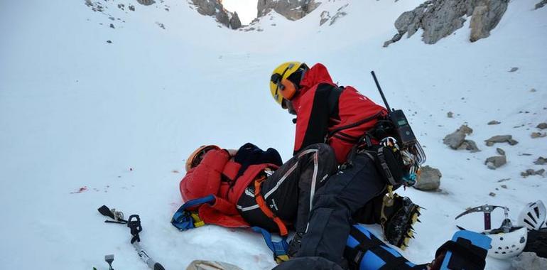 Rescatados y trasladados al Huca dos montañeros heridos en Peña Santa de Castilla