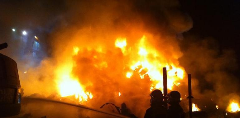 Bomberos de la Comunidad sofocan un incendio en una chatarrería