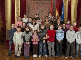 Barcina recibe a niñas y niños ucranianos acogidos por familias navarras 
