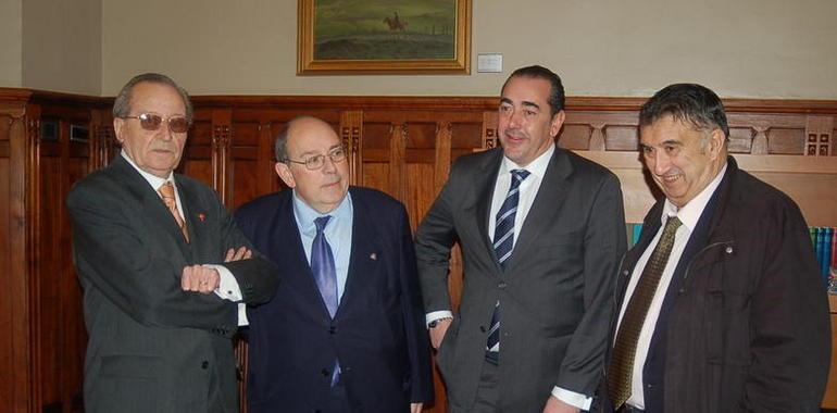 El presidente del Parlamento asturiano con la directiva de Antiguos Alumnos de la Universidad