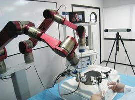 Desarrollan un robot quirúrgico que \comprende\ la voz y los gestos del cirujano