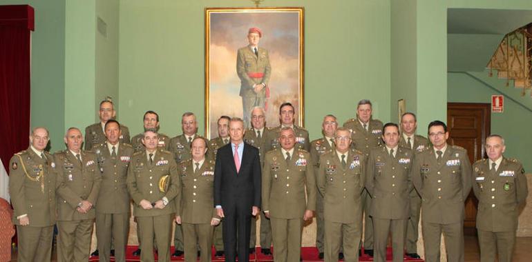Morenés destaca la ejemplar formación que imparte la Academia General Militar