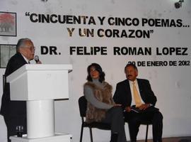 El doctor Felipe Román López presentó su libro “55 poemas y un corazón” 