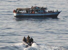 Las fuerzas de la OTAN rescatan a los refugiados por mar