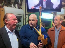 Tres coros animan los cancios de chigre, el jueves, en La Gascona