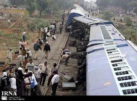 Tres muertos y 50 heridos al descarrilar un tren rural en India