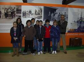 Visita de alumnos de Parres y Cué al aula del Mar de Llanes