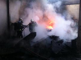 Los Bomberos controlan un incendio en el antiguo matadero de Pozuelo