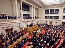 Grecia aprueba los nuevos ajustes, entre fuertes protestas, y aleja la amenaza sobre el euro