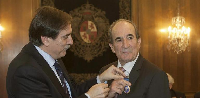 Valeriano Gómez entrega la Medalla al Mérito en el Trabajo a Daniel Alonso 