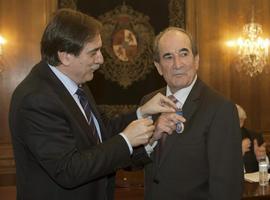 Valeriano Gómez entrega la Medalla al Mérito en el Trabajo a Daniel Alonso 