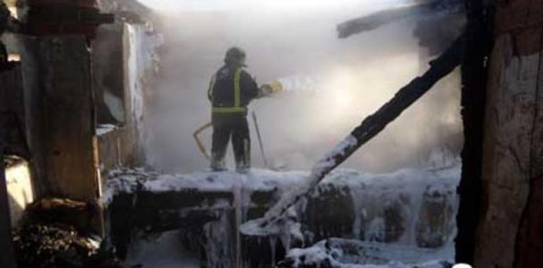 Extinguido un incendio en un garaje en Pomariega, 11, en Muros de Nalón