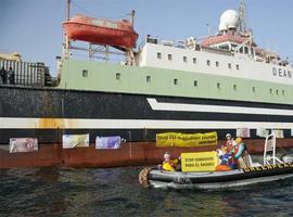 Greenpeace pega billetes de euro de gran tamaño en el casco de un arrastrero pelágico alemán
