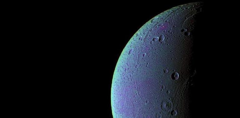 Cassini respira aire fresco en Dione, la luna de Saturno