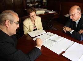 María José Ramos y el alcalde Valdés analizan el anteproyecto de la nueva sede judicial de Luarca 