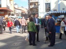 El Candidato URAS, Javier Lopez Alonso, en el Mercado de Grado y en el Rastro de Gijón