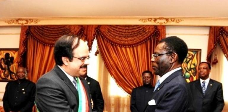 Obiang Nguema condecora al embajador de los Estados Unidos