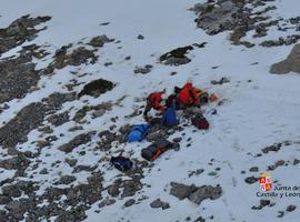El Grupo de Rescate de Protección Civil socorrió a un montañero herido en el Pico Espigüete (Palencia)