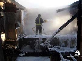 El fuego destruye una vivienda en Siero y obliga a realojar a sus habitantes en un hotel