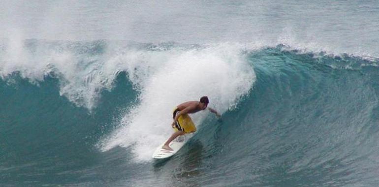 Más de 300 escolares gijoneses aprenderán a surfear 