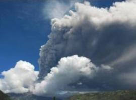 El volcán Tungurahua, en Ecuador, lanza nuevas emisiones