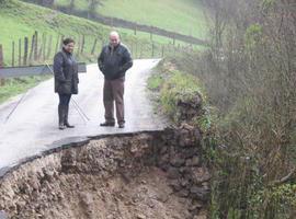 La reparación del argayo de la carretera de Llonín  durará un mes aproximadamente