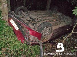 Herido al caer su coche a un barranco en Inclán, Pravia. Turismo encendido sin conductor en Tineo
