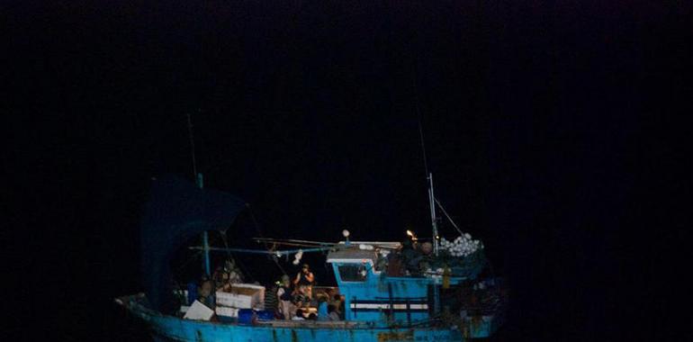 El patrullero "Infanta Elena" libera a un pesquero de Sri Lanka secuestrado por piratas somalíes 