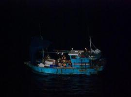 El patrullero \"Infanta Elena\" libera a un pesquero de Sri Lanka secuestrado por piratas somalíes 