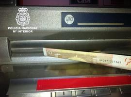 Detenidas tres personas que manipulaban el "shutter" de cajeros para apoderarse del efectivo
