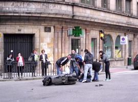 Un aparatoso accidente de moto en el centro de Oviedo finaliza sin trágicas consecuencias