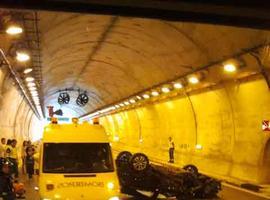 Un hombre y una mujer gravemente heridos tras un vuelco en el túnel de Llovio