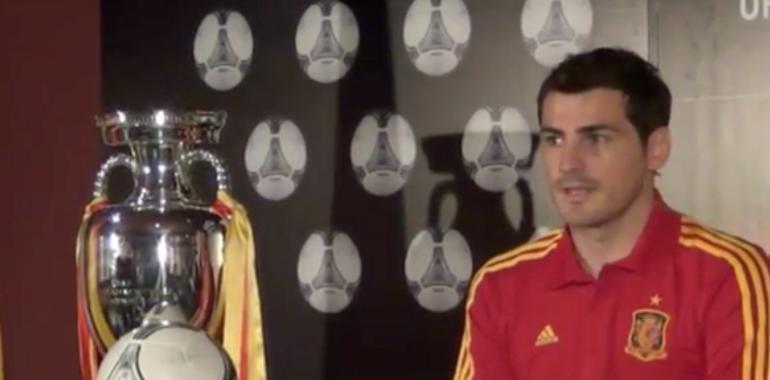 Casillas presenta el Tango 12, el balón con el que se jugará la final de la Eurocopa (vídeo)