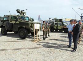 Exposición de material militar en Málaga con motivo del Día de las Fuerzas Armadas