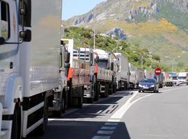 La Delegación del Gobierno abre vía a 554 camiones para garantizar el abasto de productos