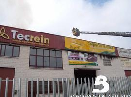 Un incendio destruye el interior de una nave industrial en Granda, Siero