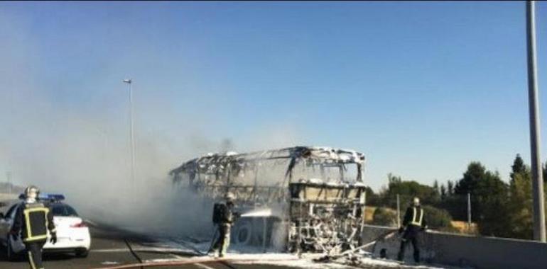 Un autobús de viajeros se incendia en pleno itinerario y queda destruido por el fuego