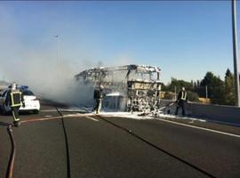 Un autobús de viajeros se incendia en pleno itinerario y queda destruido por el fuego