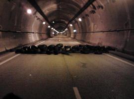 Tres detenidos por poner una barricada en el túnel de el Padrún