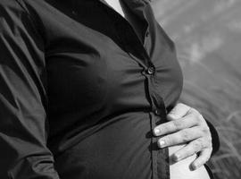 Trabajar muchas horas de pie durante el embarazo puede afectar al tamaño del bebé