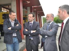 El Consejero de Presidencia, Guillermo Martínez, visitó el parque de Bomberos de Asturias en Tineo