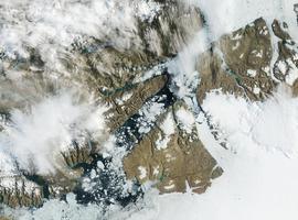 Un gran trozo del glaciar Peterman cae al mar y amenaza un peligroso aumento del deshielo