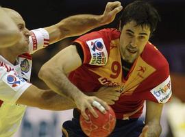 España derrota a Serbia en su debut en balonmano